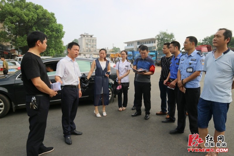 “路長”王衛兵複查車站路文明創建工作