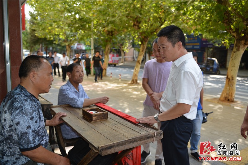 王衛兵督查車站路文明創建工作